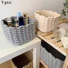 1只白色編織存儲籃,可用於放置桌上的鑰匙、宿舍雜物、化妝面膜、衛生紙、客廳咖啡桌上,以及家庭工作儲物。