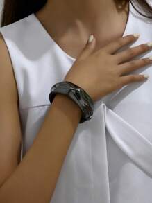 Fashion this season F&S 1入銀色水紋款寬口金屬彈簧手環,時尚且高檔且復古且甜美可愛的設計,適用於日常通勤、外出、玩樂、派對等。