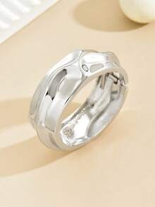 Fashion this season F&S 1入銀色水紋款寬口金屬彈簧手環,時尚且高檔且復古且甜美可愛的設計,適用於日常通勤、外出、玩樂、派對等。