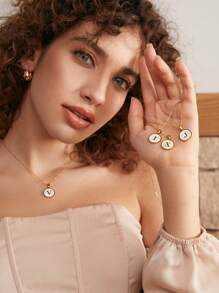 1 Pièce Collier Pendentif Lettre D'alphabet Rond En Acier Inoxydable, Convient Pour Un Port Quotidien Des Femmes