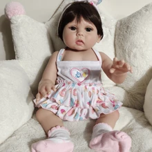 19英寸/48厘米逼真的乳膠手工重生娃娃,可完全水洗和物理姿勢管理的女嬰娃娃,收藏玩具作生日或聖誕禮物套裝,包括娃娃、衣服、頭髮配件和隨機選擇的奶瓶、奶嘴和尿布 - 白色 - 查看 4