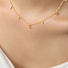 韓式簡約、時尚、個性且優雅的珠寶方形吊墜鈦鋼項鍊,飾以鑲嵌設計 - 金色 - 查看 2