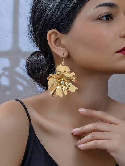 1 对不对称几何花形仿珍珠镶嵌吊坠耳环，具有欧美流行复古夸张的奢华感，情人节、妈妈、母亲、母亲节、礼物