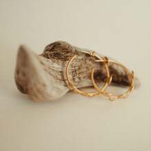 1對金色快樂樹葉耳環,女性時尚耳環,接近自然和緩解壓力,絕佳的周年和生日禮物,派對和晚間活動的首選 - 金色 - 查看 2