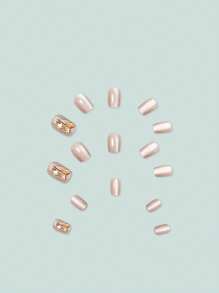 حديثي مظهرك! مجموعة من 24 قطعة من الأظافر الزائفة باللون الشامباني ذات الشكل الفرنسي القصير المستدير مع اللمعان والتي تغطي الأظافر بالكامل، مناسبة للحفلات والرقص والارتداء اليومي. اضافر صناعيه اظافر اصطناع