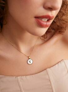 1 Pièce Collier Pendentif Lettre D'alphabet Rond En Acier Inoxydable, Convient Pour Un Port Quotidien Des Femmes