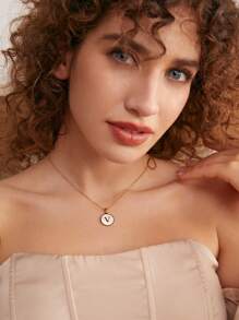 1 Pièce Collier Pendentif Lettre D'alphabet Rond En Acier Inoxydable, Convient Pour Un Port Quotidien Des Femmes