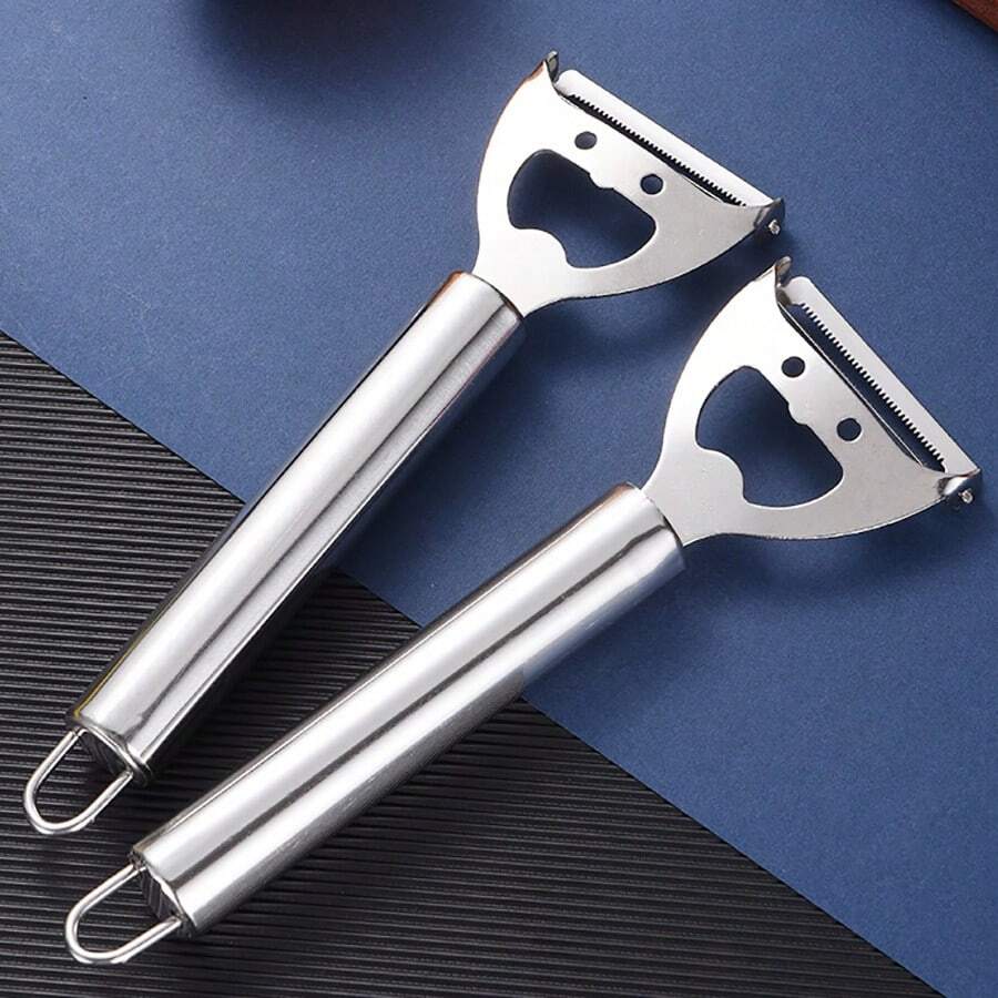 創意多功能不鏽鋼刨皮器,可用於削皮蔬果,也可用作啤酒瓶開瓶器,是餐廳、廚房和酒吧等地非常實用的工具