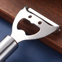 創意多功能不鏽鋼刨皮器,可用於削皮蔬果,也可用作啤酒瓶開瓶器,是餐廳、廚房和酒吧等地非常實用的工具