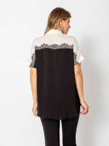 CAMISA ACETINADA C/ DETALHE DE RENDA MANGA CURTA GOLA CREME