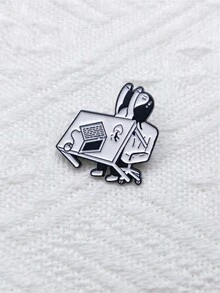 1個創意漫畫胸針，個性化女孩翻桌字母動漫金屬徽章，衣物袋帽裝飾，創意小禮物 - 字母胸針 - 查看 5