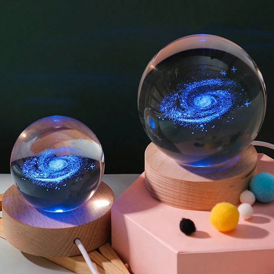 1入組銀河系3d水晶球燈,木質底座水晶球夜燈,16色變換燈光配有可調節遙控器,3d激光雕刻全息水晶球夜燈