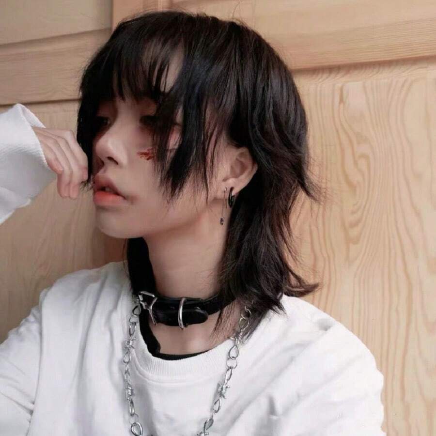 女士短发假发/男士狼尾和动物鱼头假发，隐形增强，时尚帅气短直发假发配化纤帽，适合女性/男性/青少年角色扮演等场合 - 黑色 - 查看 1