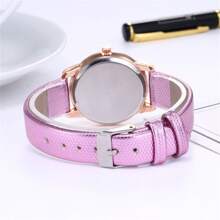 1 Stück Neues Modischer Farbiger Buchstabe Fisch Schuppen Muster Lederarmband Quarzuhr Für Frauen, Mädchen Geschenk, Fest Geschenk