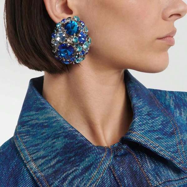 Pendientes grandes redondos completamente con tachuelas, de estilo popular europeo y americano. Joyas de bisutería con cristales exagerados. Nuevos pendientes de cristal para mujer en estilo transfronterizo. Elegantes clips de cristal lujosos. Pendientes de cristal versátiles y de moda. Nuevos clips exagerados de cristal. Joyas de cristal personalizadas en estilo europeo y americano. Accesorios deslumbrantes.