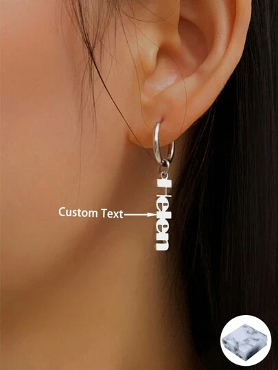 1 par personliga modeörhängen, anpassningsbara namngraverade minimalistiska guldörhängen, perfekt present till alla hjärtans dag, familj, födelsedag, årsdag, mamma och mors dag. Snyggt, höstmode, kontrakterat, enkelt, gamla pengar, avslappnat. Personligt anpassat, unikt. Perfekta presenter till hennes flickvän, mamma, familj, vänner, dotter, morföräldrar för årsdagar.