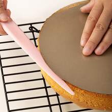 1pc, Demolding Knife, Plastic Baking Tools, Cake Scraper, Butter Cream Spreader, Bakeware, Fondant Decoration - Pink - View 4