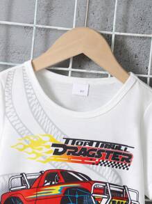 年轻男孩 男孩字母和汽车印花短袖上衣和侧面带字母印花的红色短裤，2 件/套