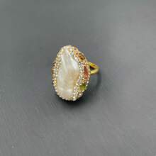 Conjunto de joyería con perlas falsas barrocas y esmeraldas - Collar asimétrico de perlas falsas de agua dulce natural (cada pieza es hecha a mano y única, puede diferir de las imágenes) Conjunto de joyería premium para mujer de 3 piezas hecho a mano con rhinestones, anillo de perla falsa barroca, pendientes y colgante, regalo de Eid - collar pendientes anillo conjunto - Ver 6