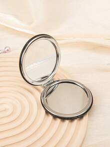 1入摺疊式經典黑白化妝鏡,有多種形狀-心形、圓形、正方形、長方形。是媽媽、姑姑、祖母、女兒、姪女、妹妹、新娘和伴娘的理想禮物。適合節日、生日、婚禮、母親節和情人節等場合。優雅實用,是您對親人的關愛和祝福的獨特象徵 - 黑色 - 查看 9