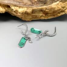 1對簡約幾何男士耳環,以菱形、斜線和長蛇設計為特色 - 綠色 - 查看 2