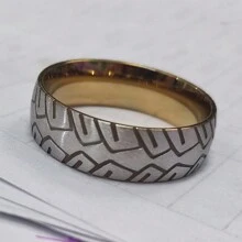 8mm寬度時尚男士復古不鏽鋼戒指,刻有花紋紋路圖案適用於食指或無名指,珠寶飾品 - 金色 - 查看 2