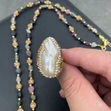 Conjunto de joyería con perlas falsas barrocas y esmeraldas - Collar asimétrico de perlas falsas de agua dulce natural (cada pieza es hecha a mano y única, puede diferir de las imágenes) Conjunto de joyería premium para mujer de 3 piezas hecho a mano con rhinestones, anillo de perla falsa barroca, pendientes y colgante, regalo de Eid - collar pendientes anillo conjunto - Ver 4