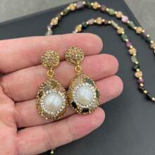 Conjunto de joyería con perlas falsas barrocas y esmeraldas - Collar asimétrico de perlas falsas de agua dulce natural (cada pieza es hecha a mano y única, puede diferir de las imágenes) Conjunto de joyería premium para mujer de 3 piezas hecho a mano con rhinestones, anillo de perla falsa barroca, pendientes y colgante, regalo de Eid - collar pendientes anillo conjunto - Ver 3