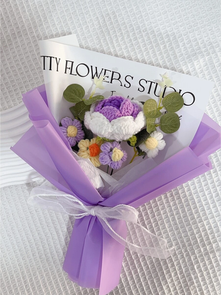 1束27cmx18cm人造鉤織花束,附1朵手織玫瑰和4朵手織泡綿花,包裝在花紙中,適合作為母親、最好的朋友、朋友的生日或紀念日禮物、母親節、情人節禮物、婚禮小禮物和家庭桌面裝飾禮物 - 紫色 - 查看 1