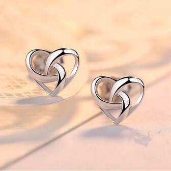 1對設計款式銀色平板耳釘，心形時尚精美珠寶，女性日常佩戴度假首選