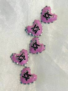 一包10个，约42g，暗黑哥特情人节爱心3D DIY手工周边朋克辣妹高端感小众可做耳环手链项链戒指饰品发夹饰品。原料采用厚涂层制作，表面光滑，流淌着自然的工艺和细致的工艺。搭配整件首饰，表面优雅而不失魅力。图案简洁明了，立体感强