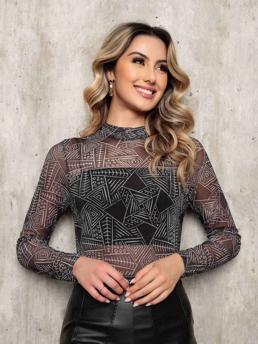 Body Feminino Estampado - Com Manga Longa e Estampas Variadas - Modelo Em Tule Com Transparência e Estilo - Acabamento Delicado e Impecável / Uma peça Para Muitos Looks - Preto - Visão 1