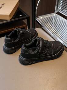 Un par de zapatos para niños nuevos para niños en negro y blanco, cómodos zapatos de deporte para niñas en blanco, zapatos para correr mágicos de poliuretano para la escuela y la fiesta, zapatos negros para niños, zapatos escolares para niños, zapatos blancos para el ocio de niñas y niños