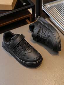 Un par de zapatos para niños nuevos para niños en negro y blanco, cómodos zapatos de deporte para niñas en blanco, zapatos para correr mágicos de poliuretano para la escuela y la fiesta, zapatos negros para niños, zapatos escolares para niños, zapatos blancos para el ocio de niñas y niños