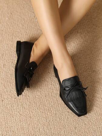 Women's Vintage British Style Black Loafers With Fringe & Bow Detailing