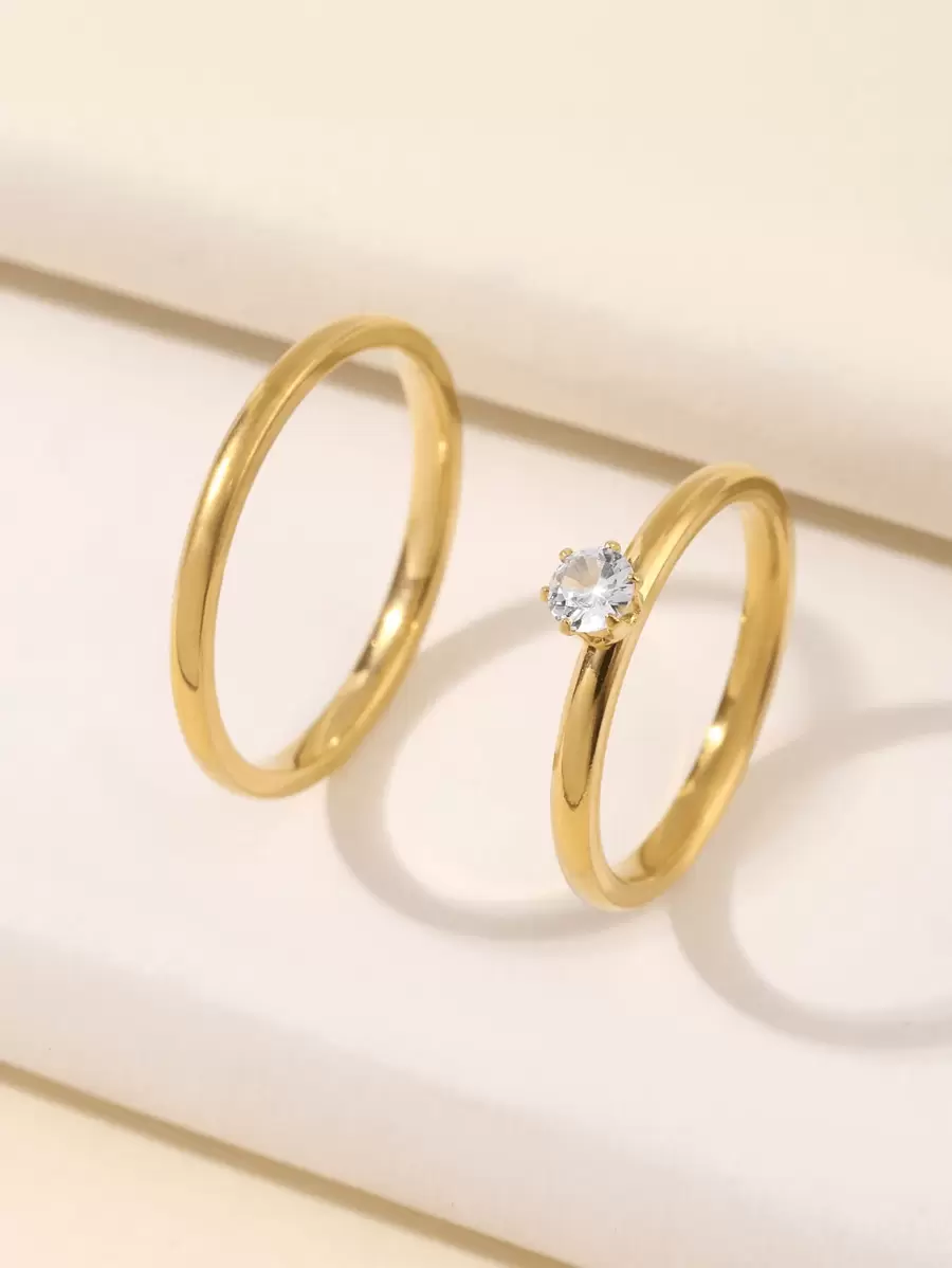 两枚不锈钢简约精致金色情侣订婚戒指,适合女性日常佩戴或求婚。 - 金黃色 - 查看 1