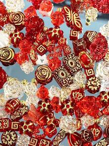 Một túi gồm 70g Hạt đá hoa hồng đỏ có viền vàng thấm băng, nơ, Ngọc trai giả Hỗn hợp Vòng tay tự làm thủ công, Vỏ điện thoại, Vòng cổ, Trang sức, Quà tặng tự làm từ bạn bè, Đồ trang sức đa chức năng đục lỗ và Đạo cụ trang trí có thể được sử dụng làm trang trí khung, tạo nên sự nổi tiếng Đạo cụ, đồ trang trí và phong cảnh bằng thiệp với mức giá phải chăng và tỷ lệ hiệu suất chi phí cao - màu đỏ - Xem 4