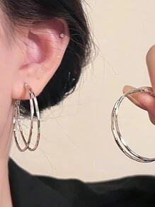 1雙時尚戲劇性的雙層金屬環形耳環,適用於女性