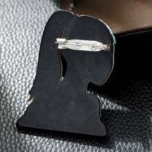 1入經典復古風格帶女孩造型的亞克力胸針