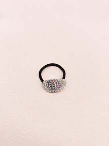 2入組女士極簡風格,電鍍金屬和鑲嵌水晶的髮圈,簡約時尚且多用途,可以提升你的日常穿搭,適用於家庭、學校、辦公室、約會、探訪朋友等日常活動。同時,可以在淋浴、洗臉、化妝、造型髮型和搭配衣服時佩戴。 - 黑與白 - 查看 2