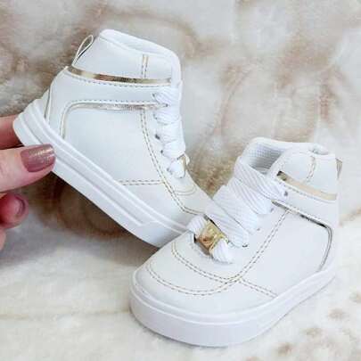 Tênis cano alto estilo botinha branca com dourado detalhe de coração menina infantil