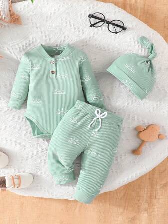 嬰兒男童春秋長袖鈕扣小立領三角印花連體褲裝與蝴蝶結褲和帽子隨性套裝