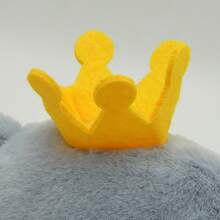 makemyday 海豚公仔玩具頭戴皇冠,背著紅色披風,淺藍色海豚具有王子風格。這個海洋毛絨玩具由短毛絨面料製成,是聖誕節給男孩,女孩和女友的完美禮物。它還可以用來裝飾婚禮場合,作為冬季床上伴侶的禮物。 - 淺藍色 - 查看 8