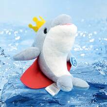 makemyday 海豚公仔玩具頭戴皇冠,背著紅色披風,淺藍色海豚具有王子風格。這個海洋毛絨玩具由短毛絨面料製成,是聖誕節給男孩,女孩和女友的完美禮物。它還可以用來裝飾婚禮場合,作為冬季床上伴侶的禮物。 - 淺藍色 - 查看 3