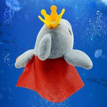 makemyday 海豚公仔玩具頭戴皇冠,背著紅色披風,淺藍色海豚具有王子風格。這個海洋毛絨玩具由短毛絨面料製成,是聖誕節給男孩,女孩和女友的完美禮物。它還可以用來裝飾婚禮場合,作為冬季床上伴侶的禮物。 - 淺藍色 - 查看 10