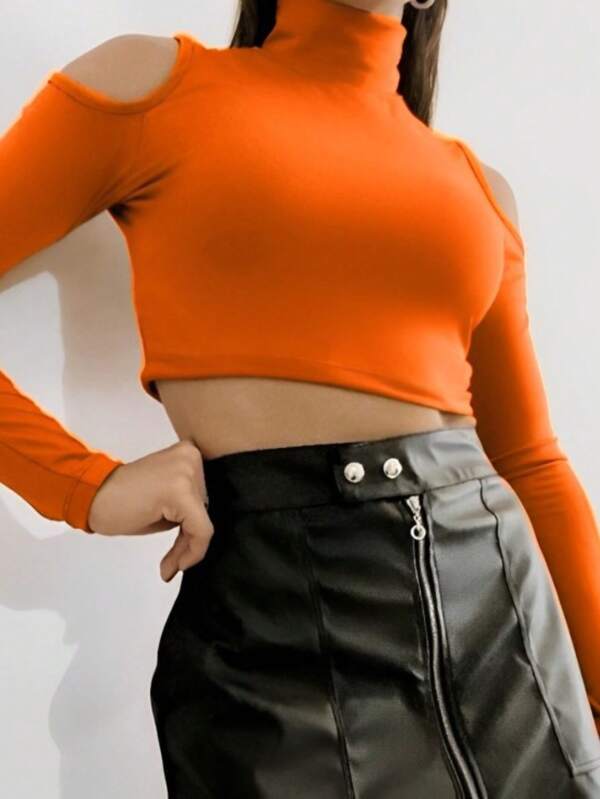 Cropped Top detalhes em Gola  Alta e Ombros vazados manga longa