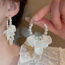 Retro Flower Design With A Sense Of Light Luxury Niche Pearl Fringe Petal Earrings With A High Sense Of Elegant Drop Earrings Studs Female2PCS