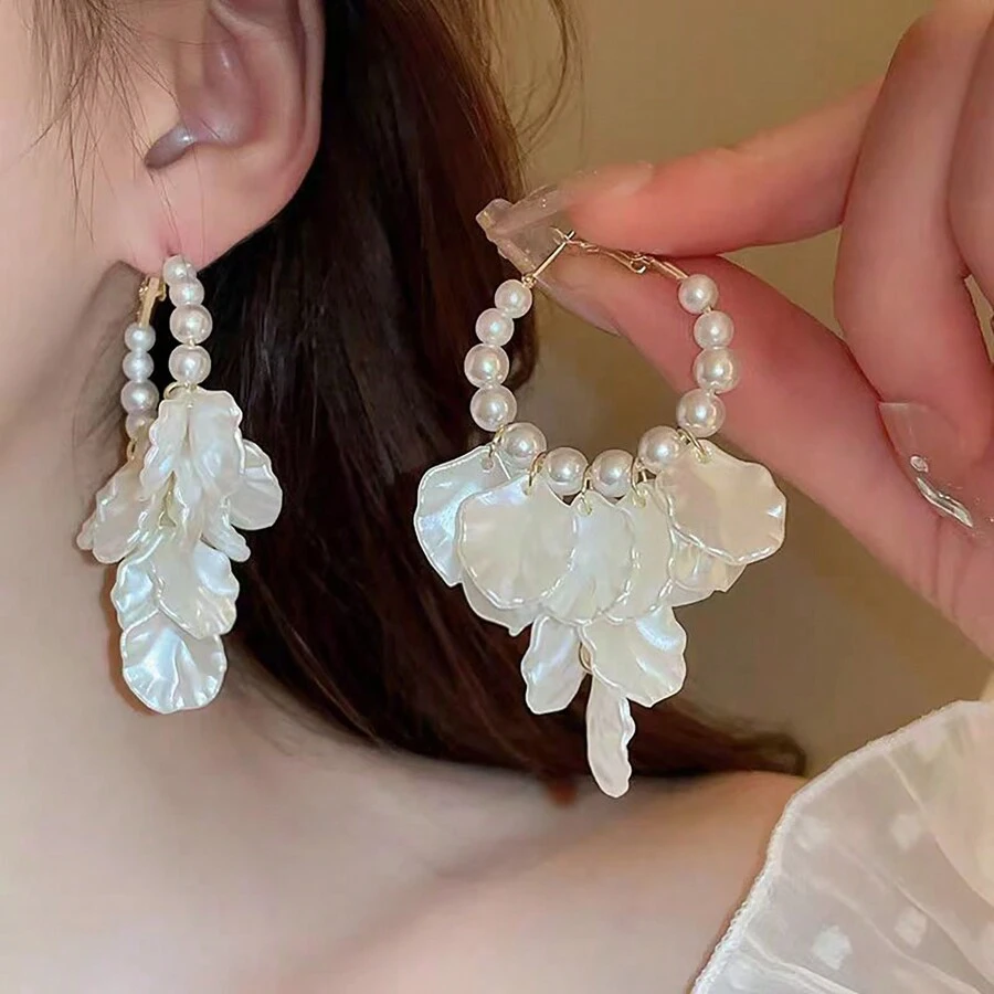 Retro Flower Design With A Sense Of Light Luxury Niche Pearl Fringe Petal Earrings With A High Sense Of Elegant Drop Earrings Studs Female2PCS