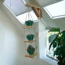 Floreira de madeira Jardim vertical Suporte de madeira para plantas Horta vertical Suporte de parede Floreira suspensa Plantas Paisagismo Jardins verticais Horta suspensa Suporte para vaso de planta Jardins vertical Suportes para planta Mão francesa de madeira Suporte para pendurar plantas - Verniz - Visão 5