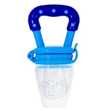 Chupeta Alimentadora Para Introdução Alimentar de Frutas Com Tampa Higiênica Prática Com Bico De Mamadeira Macio Para Bebês - Azul - Visão 11